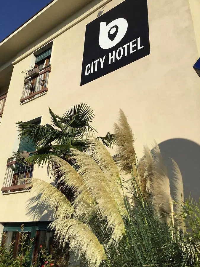 B City Hotel バルドリーノ