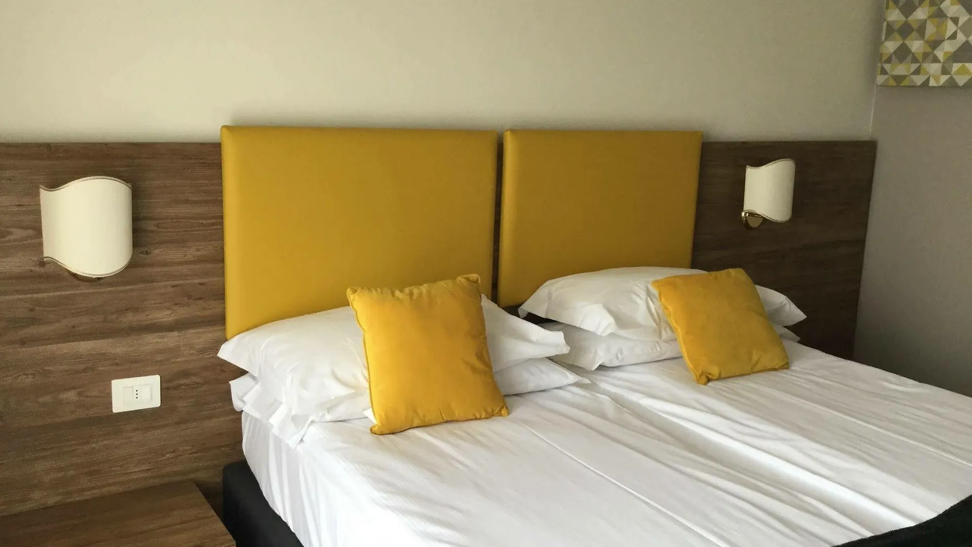 B City Hotel Bardolino 2*,