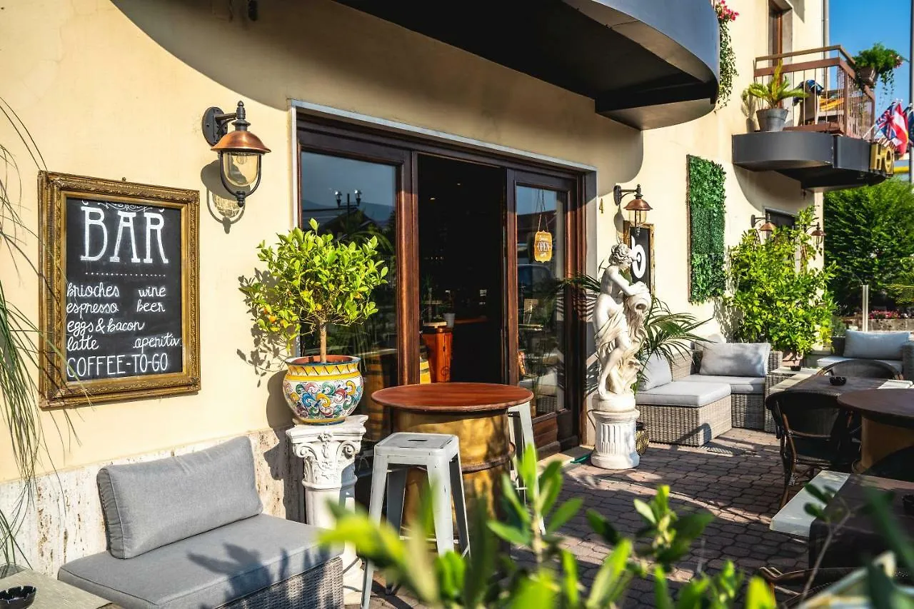B City Hotel Bardolino 2*,